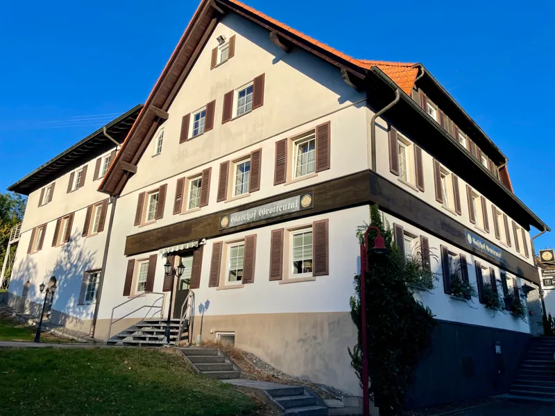 Das Gästehaus Grottental heute von der Straße aus, mit Fensterläden und Eingangstreppe