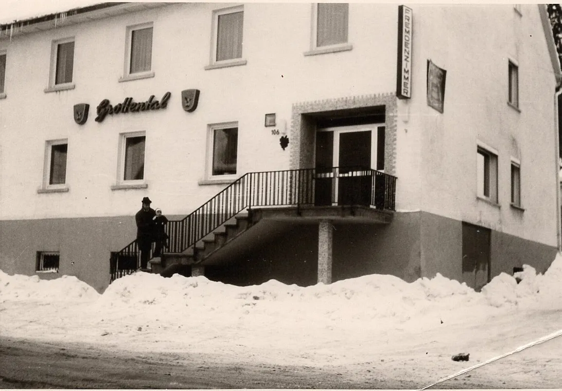 Das Gasthaus im Winter 1967 mit dem Schriftzug Grottental, davor hohe Schneewälle