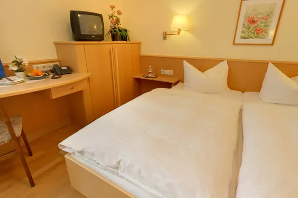Doppelzimmer mit hellen Holzmöbeln
