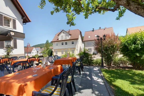 Biergarten unter einem großen Baum