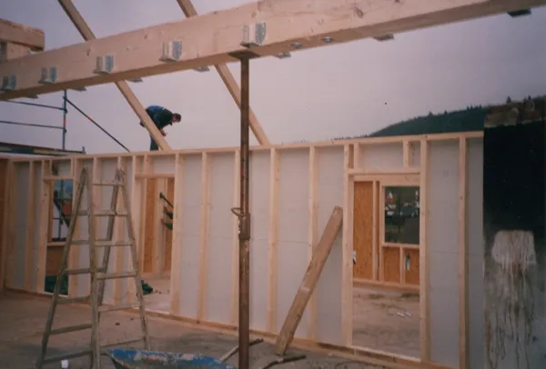 Rohbau des Dachgeschosses mit Holzständerwänden