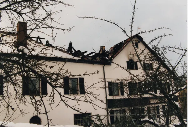Das Haus im Schnee mit ausgebranntem Dach