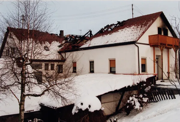 Das beschädigte Haus im Winter, das Dach offen