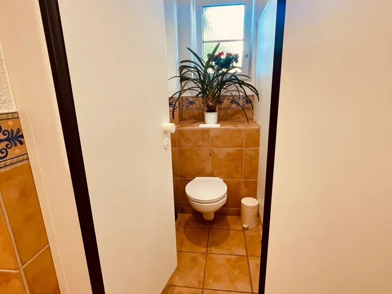Gäste-WC: Kabine mit Toilette