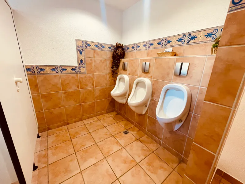 Herren-WC mit drei Urinalen