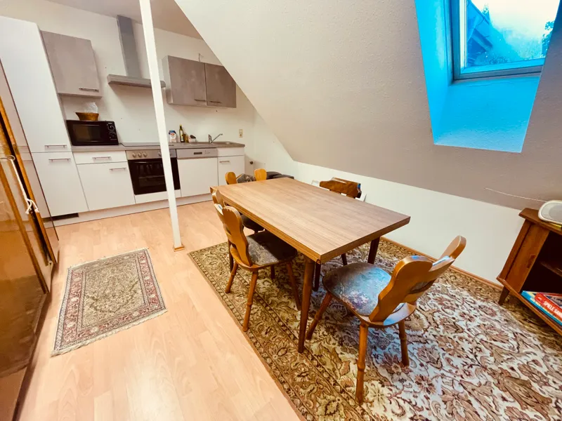 Zweite Ansicht der Küche mit Esstisch und Dachfenster