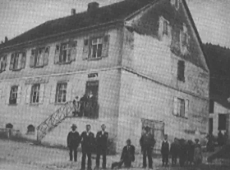 Das Haus um 1900: Brauerei und Gasthof, davor eine Gruppe Männer auf der Straße