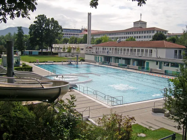 Das Freibad Balingen mit Schwimmbecken und Sprungturm