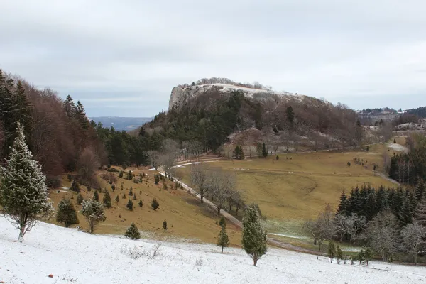 Verschneiter Felsrand am Lochenstein mit Blick über bewaldete Hänge