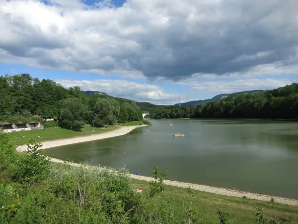 Die Schlichemtalsperre mit Uferweg, Wiesen und bewaldeten Hängen
