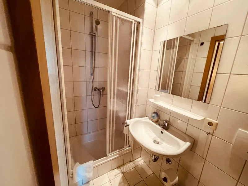Bad mit Dusche und Waschbecken