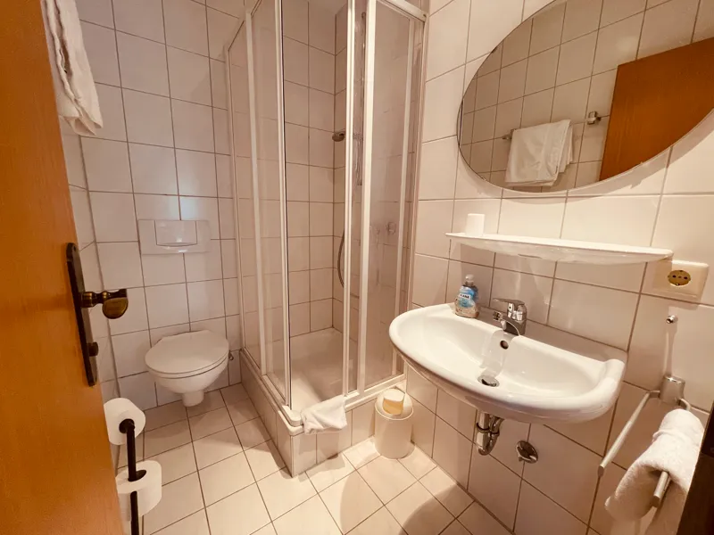 Eigenes Bad mit Dusche, WC und Waschbecken