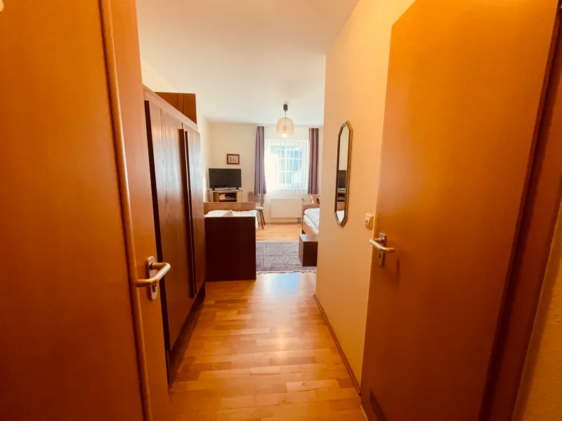 Blick vom Eingang in ein Zweibettzimmer